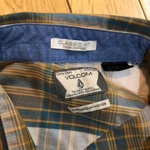 2x Volcom Button up Classic Fit size M